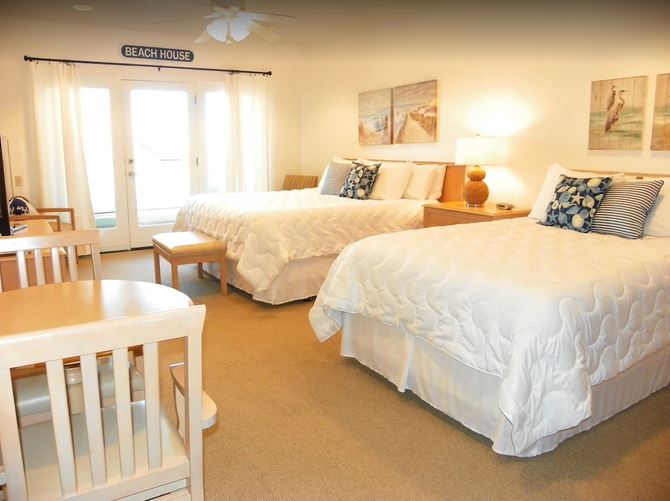 Beach House Inn and Suites room